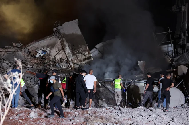 Razdejanje po izraelskih napadih v južnem predmestju Bejruta. FOTO: Mohamed Azakir/Reuters