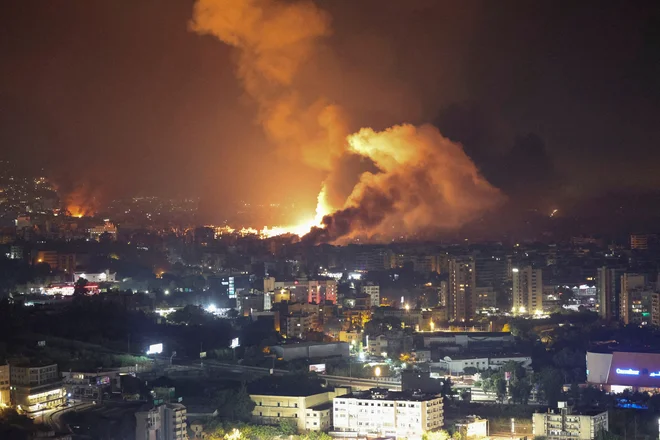 Ponoči in zgodaj davi je izraelska vojska napade nadaljevala, prebivalce soseske pa pozvala, naj se umaknejo od objektov Hezbolaha. FOTO: Mohamed Azakir/Reuters