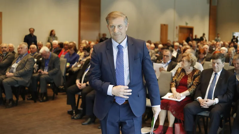 Karl Erjavec, nekdanji dolgoletni obraz upokojenske stranke, tega terena, kot vse kaže, še ne bo povsem izpustil iz rok. »Simpatije so obojestranske,« pravi po današnjem obisku festivala v Cankarjevem domu. FOTO: Leon Vidic/Delo