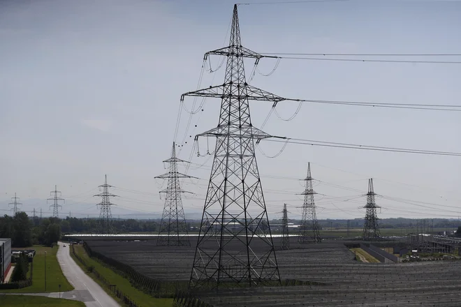 Omrežnine so glavni vir za gradnjo in posodobitve elektroenergetskega omrežja. FOTO: Leon Vidic/Delo