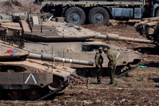 Današnji posnetek izraelske vojske na severu Izraela. FOTO: Jim Urquhart/Reuters