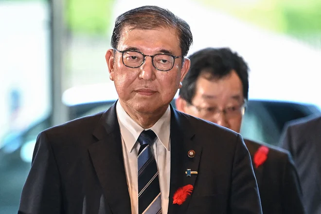 Šigeru Išiba ob današnjem prihodu v pisarno FOTO: Yuichi Yamazaki/FOTO