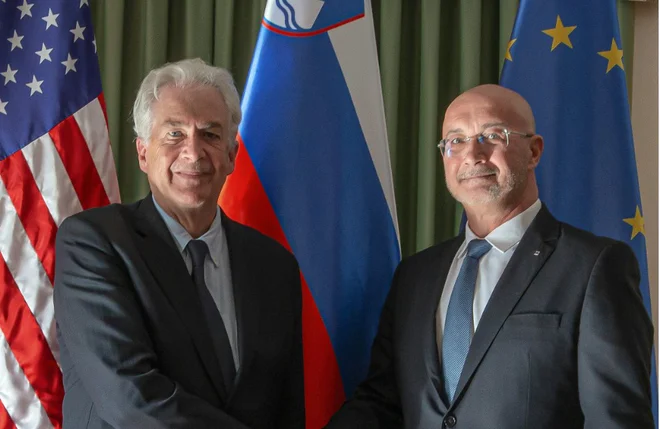 William Burns in Joško Kadivnik sta v pogovoru izmenjala ocene in stališča o aktualnih varnostnih razmerah na Zahodnem Balkanu, Bližnjem vzhodu, v Ukrajini in drugod po svetu. FOTO: Slovenska obveščevalno-varnostna agencija/omrežje X