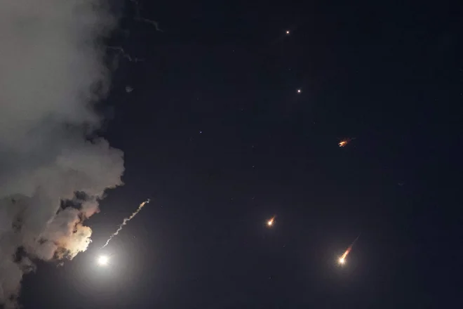 Fotografije raket, ki jih je izraelska vojska prestregla nad Tel Avivom. FOTO: Jack Guez/AFP