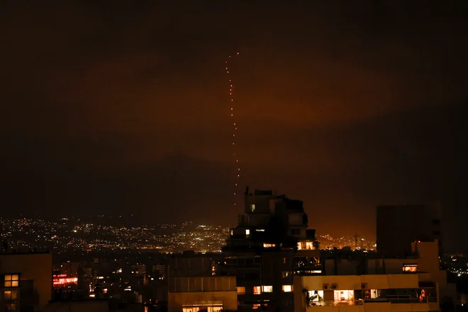 V Bejrutu so iranski napad na Izrael proslavljali z ognjemetom. FOTO: Louisa Gouliamaki/Reuters