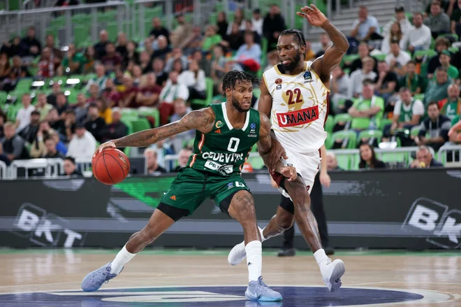DJ Stewart je v drugem polčasu zadel nekaj težkih metov. FOTO: Cedevita Olimpija