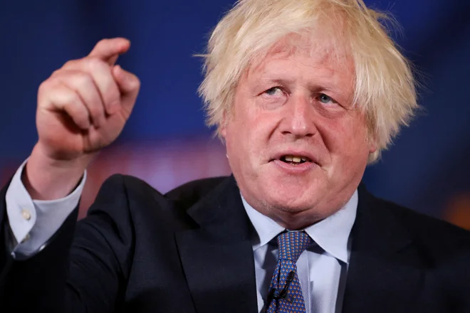 Boris Johnson razburja tudi po koncu politične kariere. FOTO: Hollie Adams/Reuters