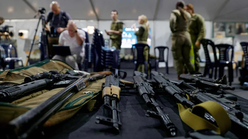 Fotografija je bila posneta med nadzorovanim obiskom izraelskih sil za novinarje; na njej je po navedbah IDF orožje, ki so ga zasegli Hezbolahu. FOTO: Jalaa Marey/AFP