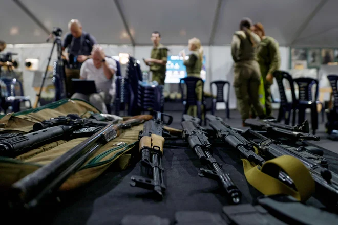 Fotografija je bila posneta med nadzorovanim obiskom izraelskih sil za novinarje; na njej je po navedbah IDF orožje, ki so ga zasegli Hezbolahu. FOTO: Jalaa Marey/AFP