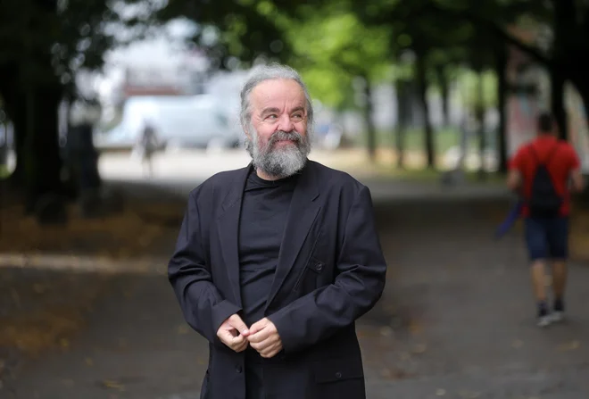 V slovenščini lahko beremo številna njegova dela, nazadnje je v prevodu stalne Jergovićeve prevajalke Aleksandre Rekar pri založbi Sanje izšla Trojica za kartal, nekakšno nadaljevanje njegove prelomne zbirke kratkih zgodb Sarajevski marlboro. FOTO: Dejan Javornik