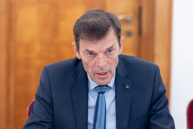 Poslanci bodo o Vinku Logaju kot kandidatu za šolskega ministra dokončno odločili na ponedeljkovi seji. FOTO: Črt Piksi/Delo