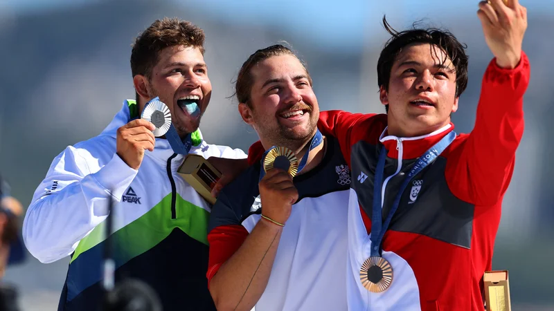 Valentin Bontus (na fotografiji na sredini, levo Toni Vodišek) je najboljši avstrijski športnik leta. FOTO: Luisa Gonzalez/Reuters