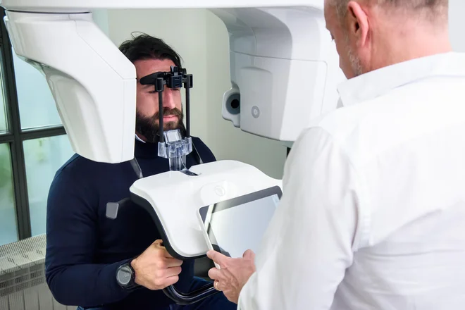 Dr. Trampuš je razvil poseben koncept, ki združuje medicinske in spa tretmaje, s čimer pacientom zagotavlja prijetno izkušnjo brez bolečin in strahu. FOTO: Darko Tomas/Cropix