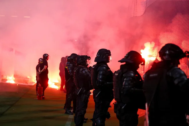Navijaško nasilje na nogometni tekmi med Olimpijo in Rijeko je policijo spodbudilo k zakonskim spremembam, s katero bi nasilneže lahko za do deset let odstranili s stadionov. FOTO: Matija Habljak/Pixsell
