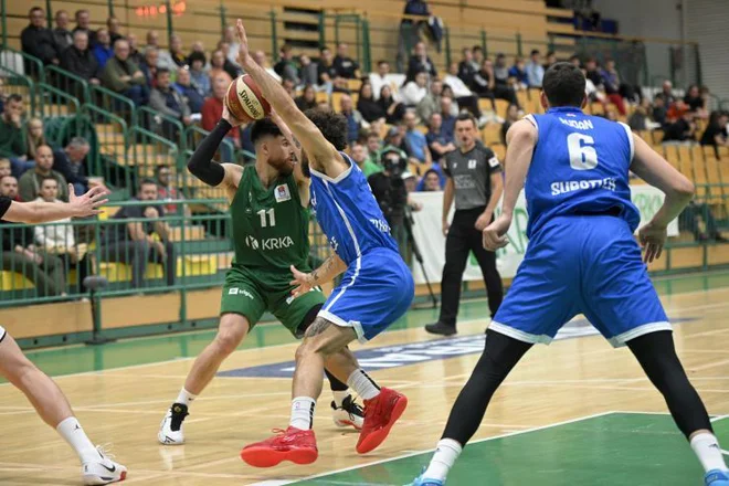 Tayler Persons (z žogo) je bil najboljši Krkin strelec. FOTO: liga ABA