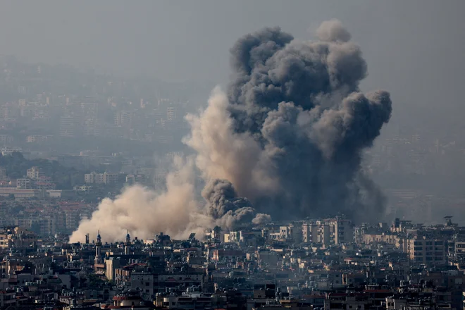 Južni predeli Bejruta po nočnih napadih Izraela. FOTO: Amr Abdallah Dalsh/Reuters