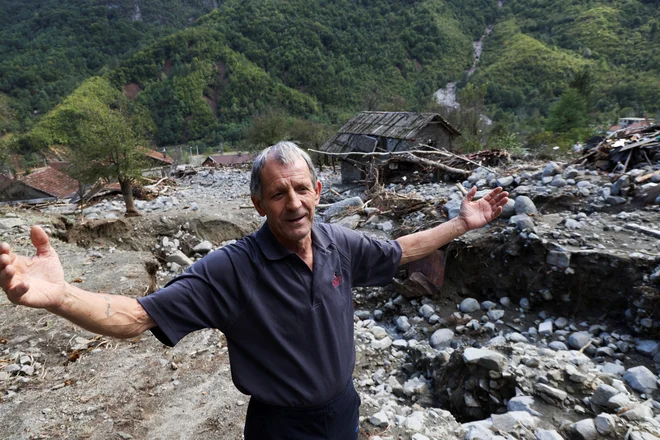 Prizori posledic divjanja vode in kupov kamenja, ki so uničili več sto domov in odnesli preveč življenj, so sprožili refleks solidarnosti v regiji in Evropski uniji, niso pa toliko poenotili politikov v BiH, da bi svet ministrov izglasoval dan žalovanja. FOTO: Amel Emrić/Reuters