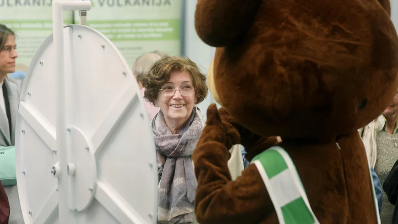 Po zadnjih objavljenih podatkih registra raka za leto 2020 je v Sloveniji zbolelo 673 žensk, starih 65 let in več, in deset moških. FOTO: Blaž Samec/Delo