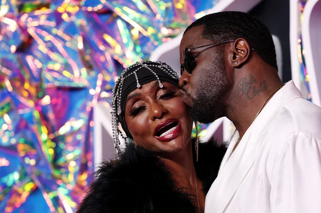 Sean »Diddy« Combs skupaj z mamo Janice. FOTO: Andrew Kelly Reuters