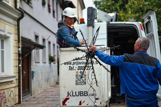 Občina vsako leto za novoletno okrasitev porabi okoli 220 tisočakov. FOTO: Črt Piksi/Delo