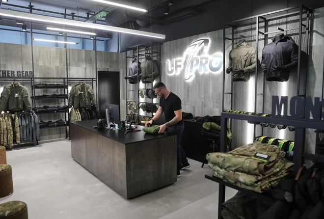 Na trg pošljejo približno 400.000 izdelkov na leto, imajo mrežo partnerjev v 40 državah in zagotavljajo spletno prodajo v 28 držav. FOTO: Dejan Javornik/Delo