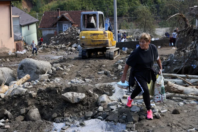 Poplave in plazovi, ki jih je v noči na petek sprožilo močno deževje, so terjali okoli 20 življenj. Reševalci s pomočjo kolegov iz več držav, tudi Slovenije, bodo danes nadaljevali iskanje pogrešanih. FOTO: Amel Emric/Reuters