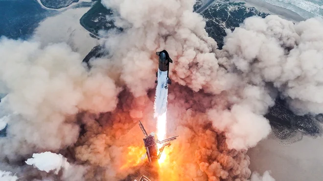 Izstrelitve stashipa so videti spektakularno, ljubitelji vsekakor ne bi smeli zamuditi izjemnih prizorov ob morebitnem pristajanju na izstrelišču. FOTO: Spacex/Reuters