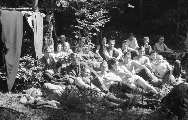 Ranjenci na počitku v bolnici Jelendol; začetek septembra 1943. FOTO: Janez Milčinski, hrani Muzej novejše zgodovine Slovenije