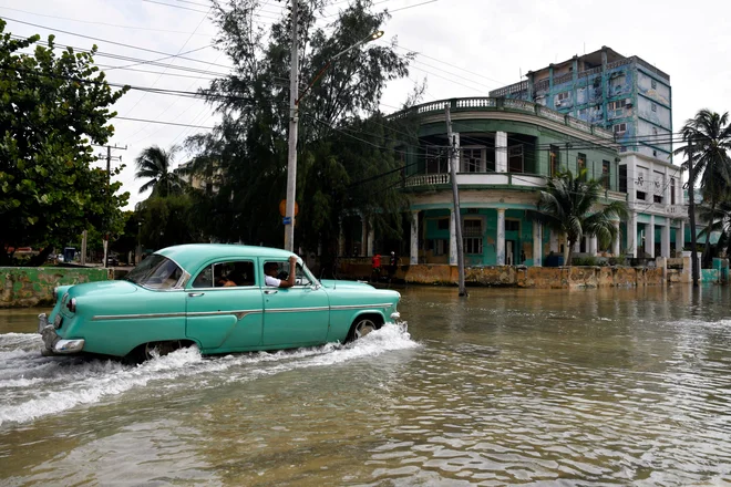 Orkan Milton je najprej prizadel Kubo. FOTO: Norlys Perez/Reuters