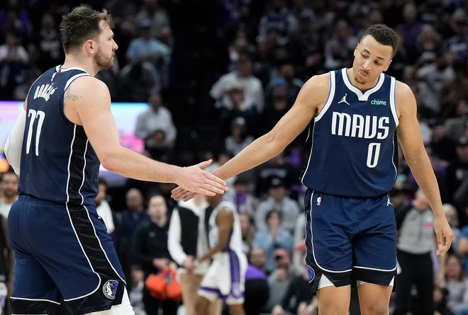 Luka Dončić bo čakal do novega leta, da znova združi moči z Dantejem Exumom. FOTO: Thearon W. Henderson/AFP
