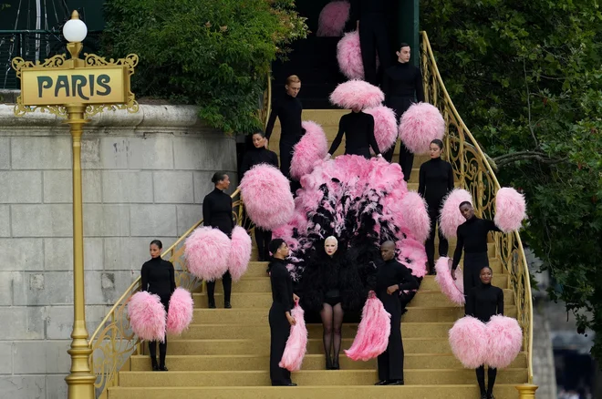 O nastopu Lady Gaga na odprtju OI v Parizu je Macron dejal, da je veliko tvegala in odlično opravila, ter izrazil hvaležnost za njen nastop. FOTO: Aleksandra Szmigiel/Reuters