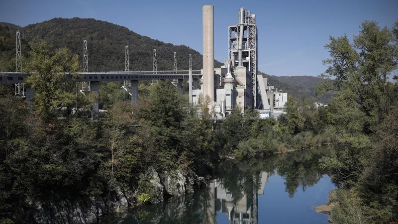 Raziskava novogoriške univerze je pokazala, da ima delovanje cementarne v Anhovem prek težkega tovornega prometa in škodljivosti trdih delcev, ki jih proizvaja, posledice za zdravje tamkajšnjih prebivalcev. FOTO: Uroš Hočevar