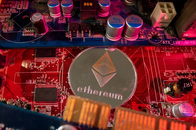 Ethereum je s spremembo načina rudarjenja bistveno znižal količino energije, potrebne za pridobitev novega kovanca. FOTO: Dado Ruvić/Reuters