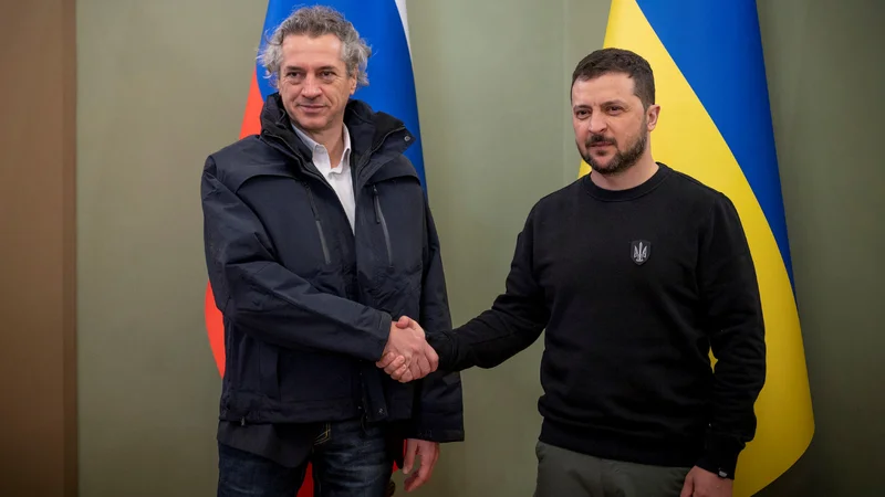 Golob naj bi po kanalih tihe diplomacije v Moskvo sporočal, da je Slovenija pripravljena sodelovati v pripravah na mirovna pogajanja med Ukrajino in Rusijo. FOTO: Reuters