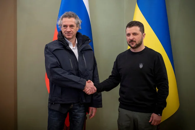 Golob naj bi po kanalih tihe diplomacije v Moskvo sporočal, da je Slovenija pripravljena sodelovati v pripravah na mirovna pogajanja med Ukrajino in Rusijo. FOTO: Reuters
