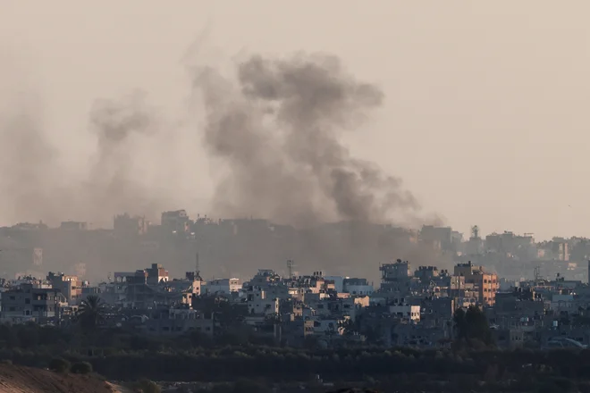 Od 7. oktobra lani, ko se je po napadu gibanja Hamas na Izrael začela ofenziva izraelskih sil, je bilo v Gazi po podatkih tamkajšnjega ministrstva za zdravje skupno ubitih najmanj 42.126 ljudi, še več kot 98.000 je ranjenih. FOTO: Amir Cohen/Reuters