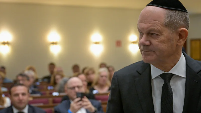 Nemški kancler Olaf Scholz se je udeležil slovesnosti ob prvi obletnici napadov Hamasa na Izrael 7. oktobra med obiskom sinagoge v severnem pristaniškem mestu Hamburg. FOTO: Fabian Bimmer/Reuters