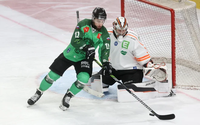 Hokejisti Olimpije (na fotografiji Nik Simšič) so se veselili pomembne zmage v ICEHL. FOTO: Blaž Samec/Delo
