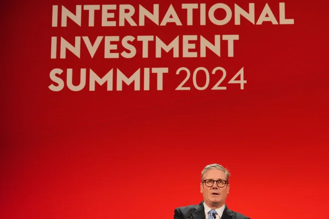 Keir Starmer ne bi bil prvi britanski voditelj, ki bi gospodarstvenike nagovoril s podobnimi načrti in na koncu snedel svojo besedo. FOTO: Jonathan Brady/Afp