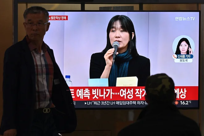 Triinpetdesetletna Han Kang je prva Korejka, ki je dobila Nobelovo nagrado za književnost. FOTO: Jung Yeon-je/AFP