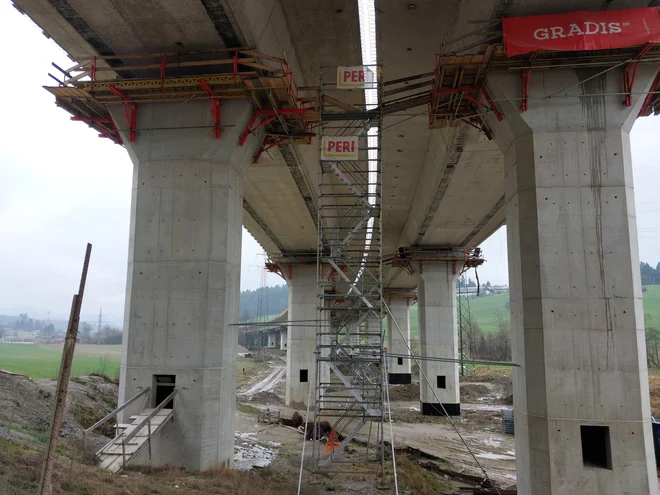 Eno od gradbišč na 3. osi med Mislinjo in Slovenj Gradcem. FOTO: Dejan Vodovnik