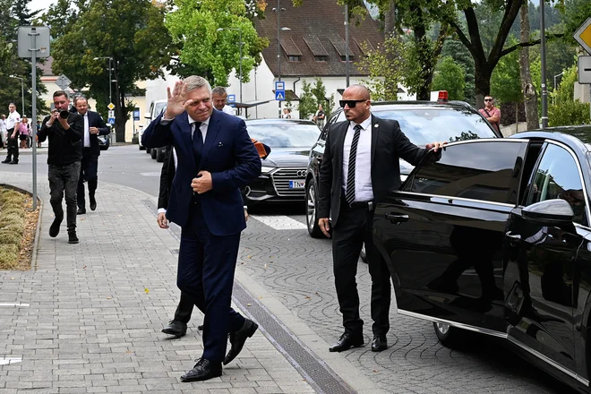 Slovaški premier Robert Fico obiskal Handlovo, mesto poskusa atentata, maja 2024. FOTO: Radovan Stoklasa/Reuters