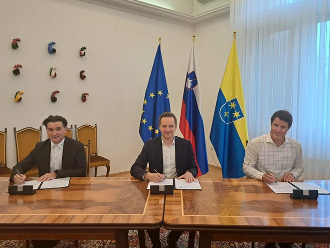 Pogodbo o prodaji največjega zemljišča v EPC Trnovlje jug so včeraj podpisali (z leve) direktor podjetja Dafra kontakt tehnologija Uroš Štuklek, celjski župan Matija Kovač in direktor EKM (Samal) Uroš Marc. FOTO: Špela Kuralt/Delo