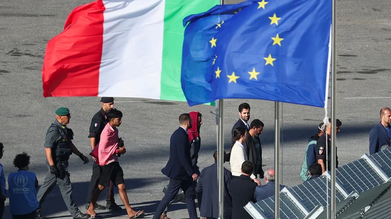 V Albanijo so v sredo pripeljali prvo skupino migrantov, ki so bili rešeni v italijanskih vodah. Obravnavani bodo v skladu s sporazumom med Rimom in Tirano. FOTO: Florion Goga/Reuters