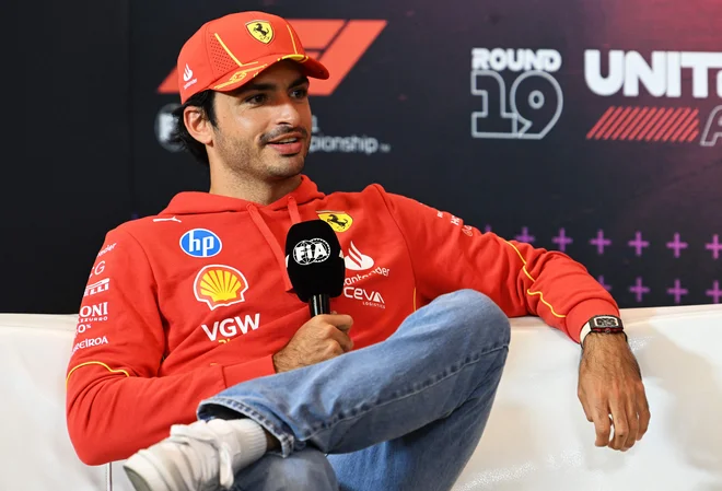 Španec v formule 1 pri »Scuderia Ferrari« Carlos Sainz se v monaški kneževini srečuje s Tadejem Pogačarjem, s katerim skupaj kolesarita. FOTO: Mark Sutton/Getty Images Via AFP