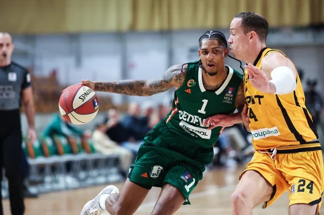 Devin Robinson (levo) je bil znova najbolj učinkovit v ljubljanskem moštvu. FOTO: Cedevita Olimpija