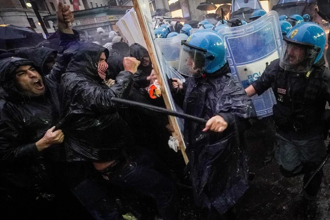 Demonstranti so se spopadli s policijo. Protestniki so v policiste metali kamenje in steklenice, policija pa je odgovorila s solzivcem in gumijevkami. FOTO: Ansa/AFP