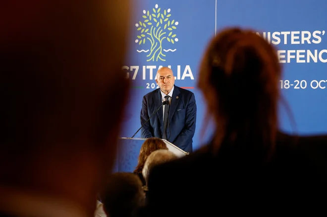 Italijanski obrambni minister Guido Crosetto, čigar država trenutno predseduje skupini, je govoril tudi o vojni v Gazi in poudaril, da G7 podpira prekinitev ognja, osvoboditev vseh talcev ter znatno povečanje humanitarne pomoči za civilno prebivalstvo. FOTO: Ciro De Luca/Reuters