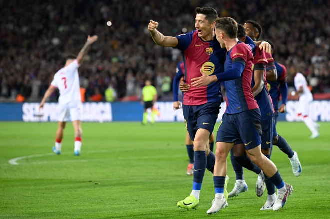 Poljski ostrostrelec Robert Lewandowski (levo) je v odlični formi in je v španskem prvenstvu zabil že 12 golov. FOTO: Josep Lago/AFP