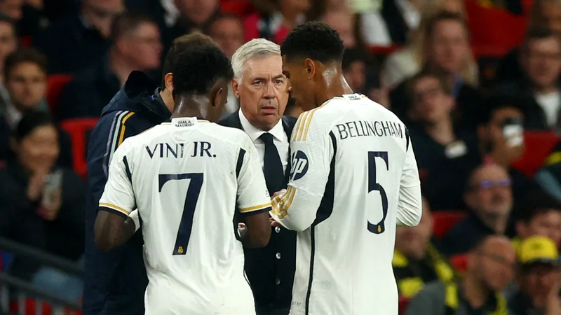 Carlo Ancelotti ima z zvezdnikoma Viniciusom in Judom Bellinghamom veliko dela. Foto Lee Smith/Reuters